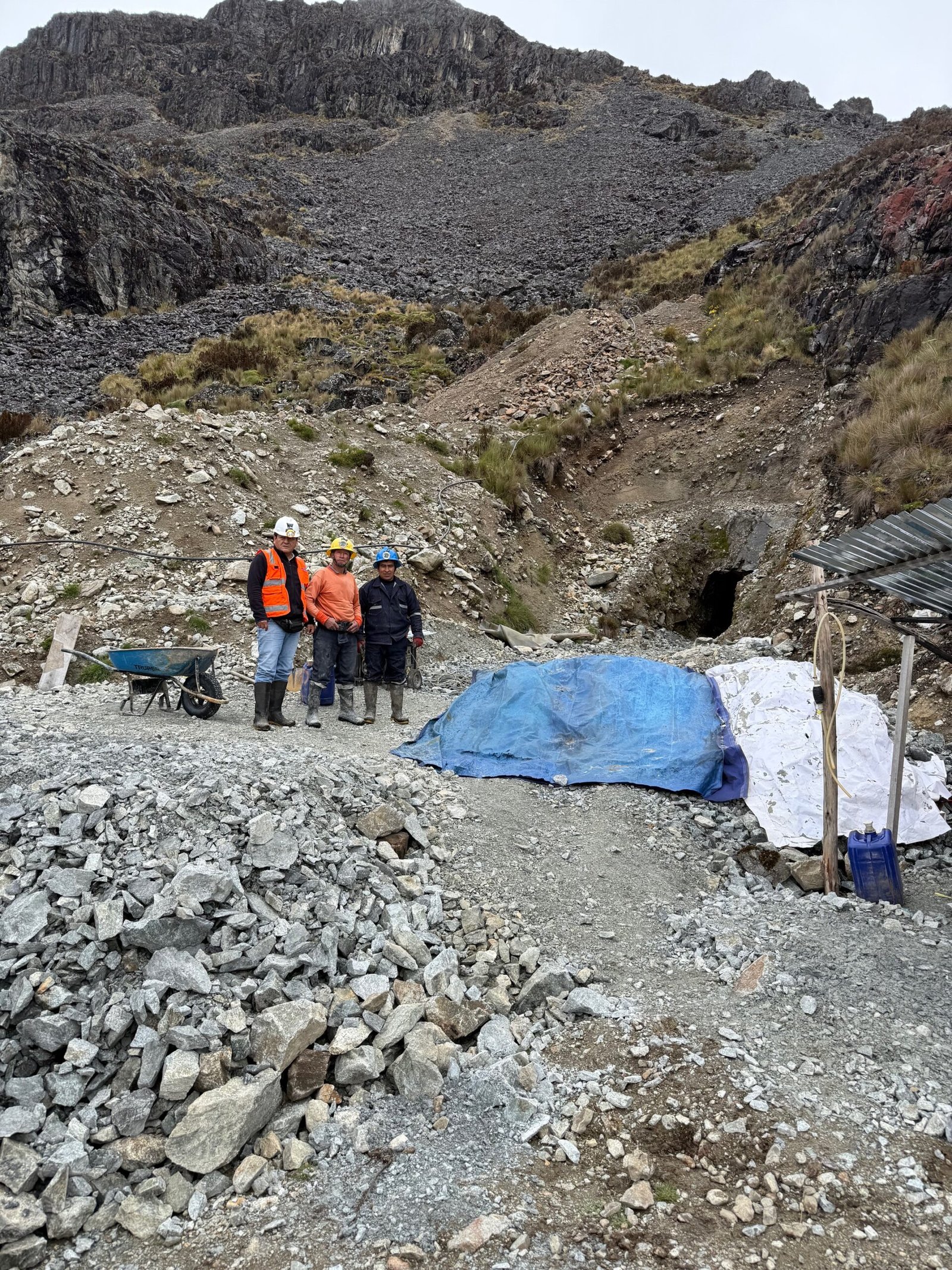 Crew and access at a working area on the Mercedes project