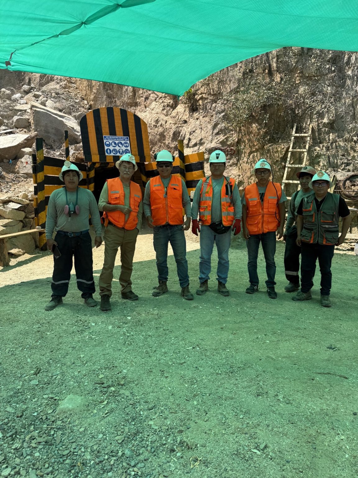 Crew at the 883 metre level on the San Juan vein at the Palta Dorada project
