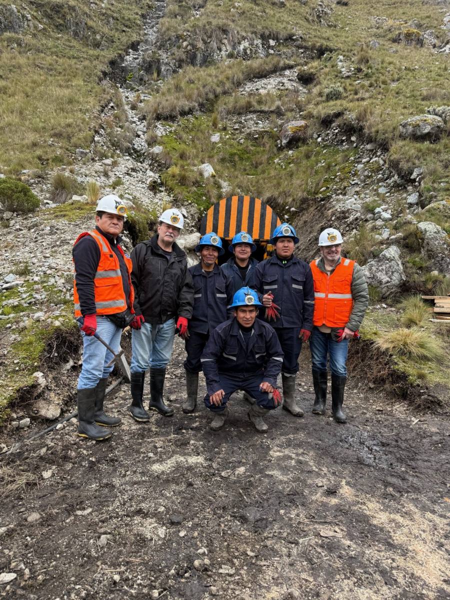Company crew at the upper portal, Mercedes project